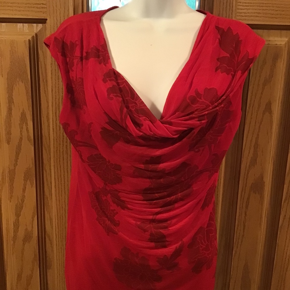 💚3/$25 H&M size medium red sleeveless blouse with burgundy flower accents